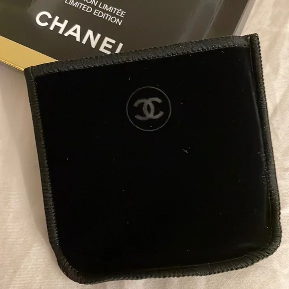 Authentic Chanel Limited Edition Lilac Dual Mirror - Picture 4 of 7